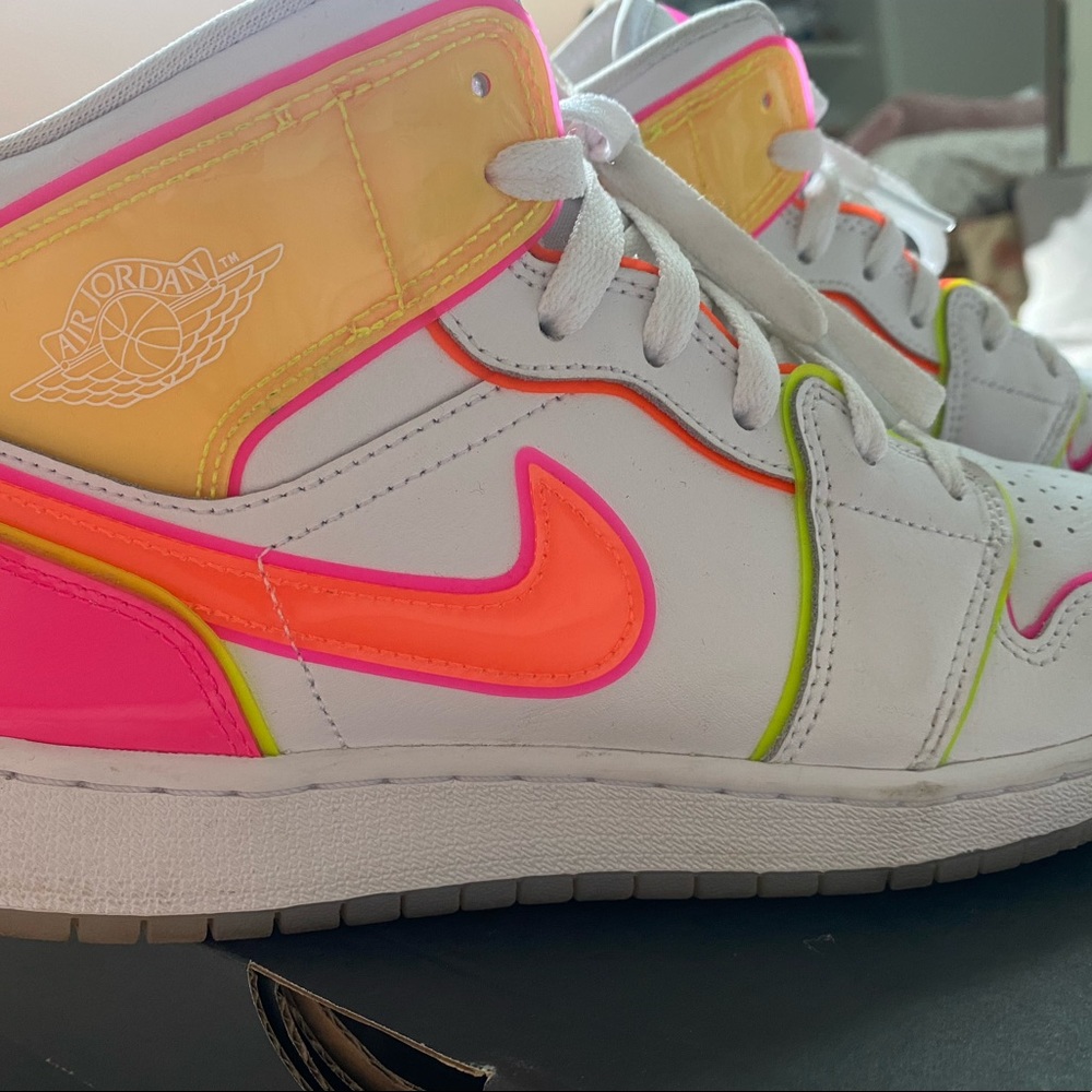 Air Jordan mids (GS) “Edge Glow”